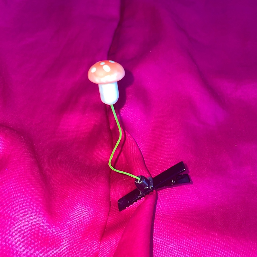 Hot Topic Mushroom Hair Clip 🍄